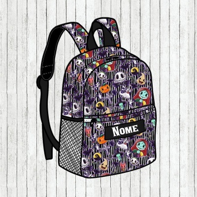 Mochila preta com padrão colorido de personagens de 'O Estranho Mundo de Jack' e etiqueta com a palavra NOME