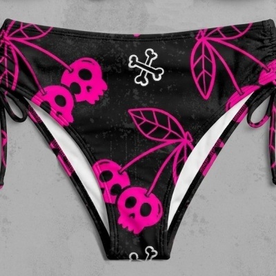 Cueca de banho preta com padrão colorido e cordões laterais