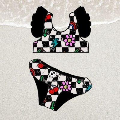 Biquíni preto e branco com padrões coloridos e detalhes pretos