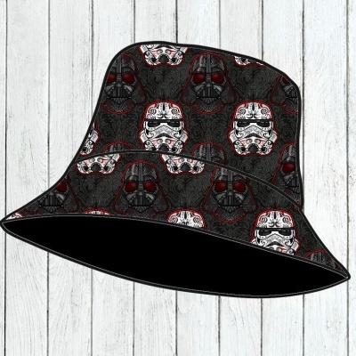 Chapéu balde preto com padrão de capacetes de Star Wars sobre fundo de madeira branca