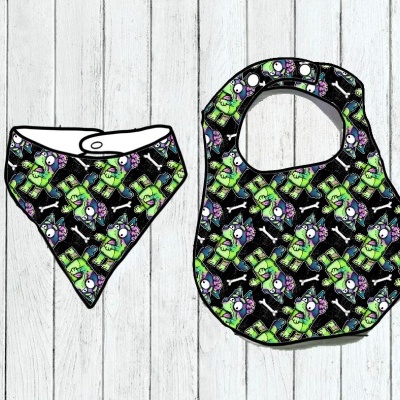 Babete e bandana para bebé com padrão de monstros verdes e olhos brancos