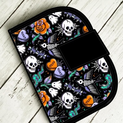 Carteira preta com padrão Halloween colorido com caveiras, corações com texto e flores.