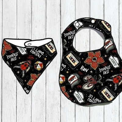 Babete e bandana para bebé com estampados variados em fundo preto