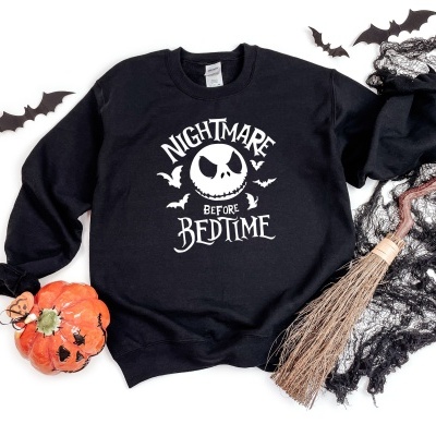 Camisola preta com estampado branco e decorações de Halloween