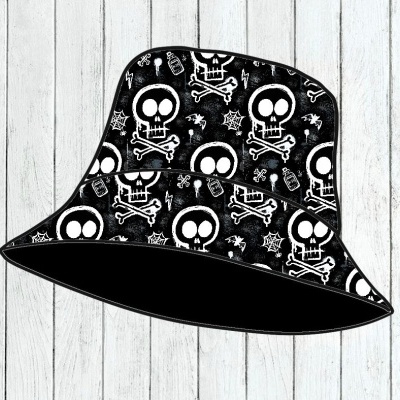 Chapéu bucket preto com padrão de caveiras e ossos brancos