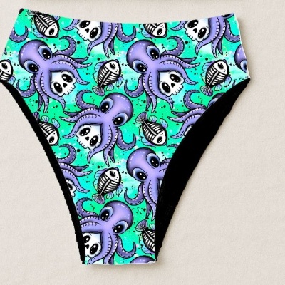 Cuecas com padrão de polvos roxos com caveiras e peixes em fundo azul-turquesa