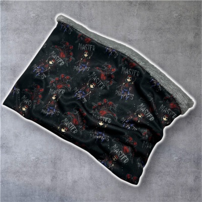 Cachecol tubular preto estampado com bonecos e texto MASTER PUPPETS