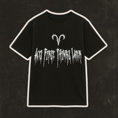 T-shirt preta com estampa branca e texto ACTS FIRST, THINKS LATER