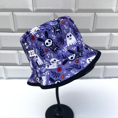 Chapéu bucket azul com padrão de coelhos e esqueletos