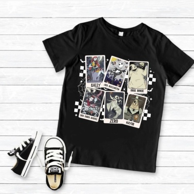 Camiseta preta com estampado frontal de personagens e ténis pretos com atacadores brancos.