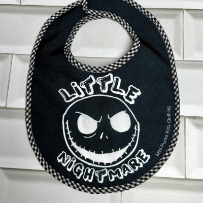 Babete preto com estampa 'LITTLE NIGHTMARE' e borda vichy branco e preto