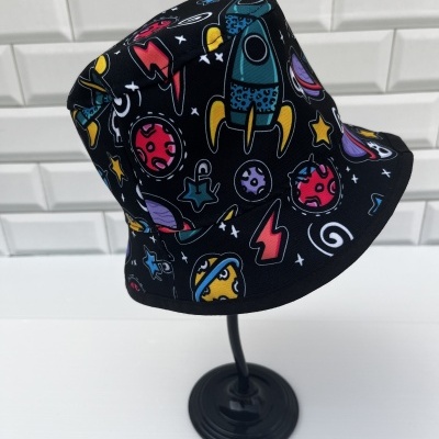 Chapéu de pescador com estampas espaciais coloridas em fundo preto