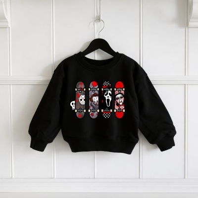 Sweatshirt preta infantil com estampado de skates e máscaras de terror
