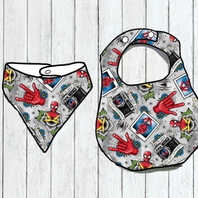 Babete para bebé com padrões do Homem-Aranha e câmaras fotográficas, fundo cinzento