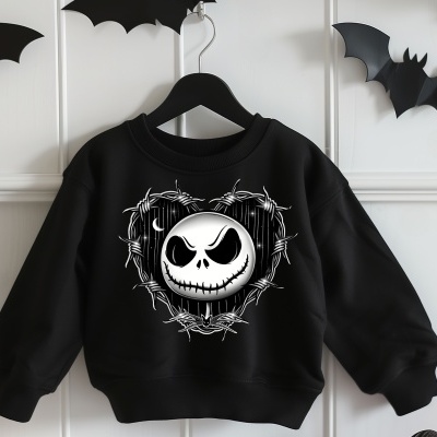 Sweatshirt preta infantil com estampa de rosto branco e coração de arame farpado.