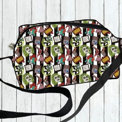 Mala de tiracolo com padrão colorido repetitivo e alça preta