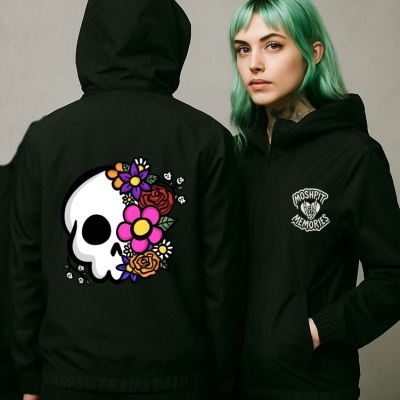 Duas pessoas com casacos pretos com capuz e design de caveira e flores