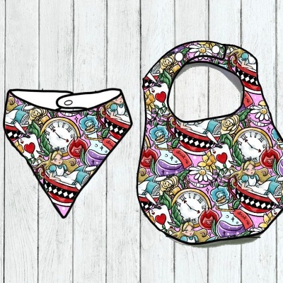 Babete e bandana de bebé com padrão colorido e preto