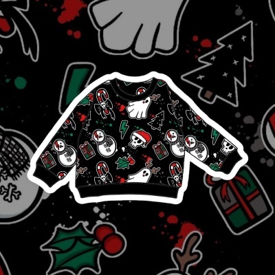 Camisola preta com padrão natalício colorido de bonecos de neve, renas, pinheiros e presentes