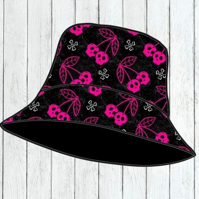 Chapéu tipo pescador preto com padrão de cerejas e caveiras rosa e branco