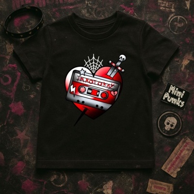 T-shirt preta para criança com estampa colorida de coração com cassete e espada