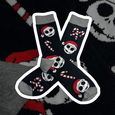 Meias pretas com estampado de caveiras de Natal e bengalas vermelhas e brancas