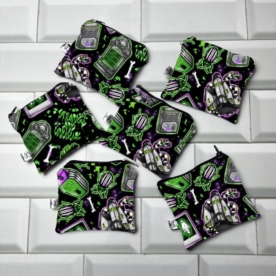 Sacos pequenos de tecido com padrão halloween em mosaico de azulejos brancos