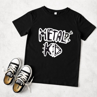 T-shirt preta com estampa METAL KID e ténis pretos com detalhes brancos