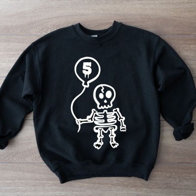 Sweatshirt preta com estampa branca de esqueleto com balão número 5