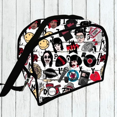 Mala tiracolo com padrão colorido e alça preta