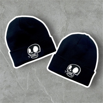 Gorros pretos de malha com bordado branco de caveira