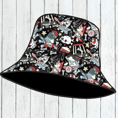 Chapéu de balde preto com padrão colorido de desenhos de banda e caveira