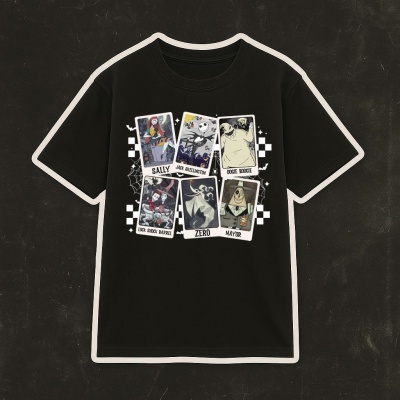 Camiseta preta com estampas polaroide de personagens em fundo quadriculado.