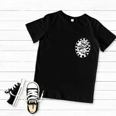 T-shirt preta com estampa circular 'Stay Unique' e ténis infantis pretos com atacadores brancos.