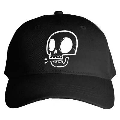 Boné preto com caveira branca estampada à frente