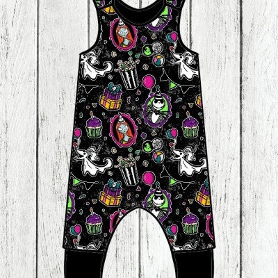 Macacão infantil preto com padrão colorido de Halloween