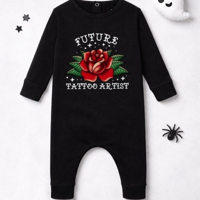 Pijama preto para bebé com estampa de rosa e texto FUTURE TATTOO ARTIST