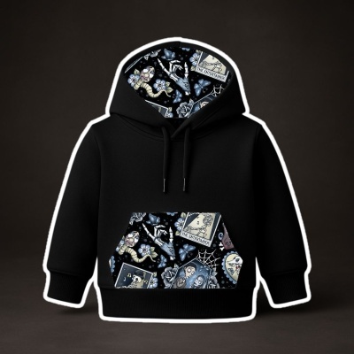 Sweatshirt preta de criança com padrão colorido no capuz e no bolso frontal