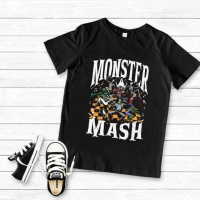 T-shirt preta com estampa MONSTER MASH e sapatilhas pretas com atacadores brancos num fundo de madeira branca