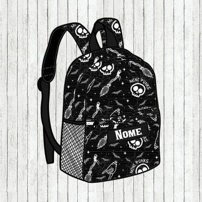 Mochila preta com padrão de caveiras e bolso frontal com etiqueta NOME