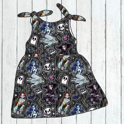 Vestido preto estampado com personagens de desenho animado e elementos de Halloween