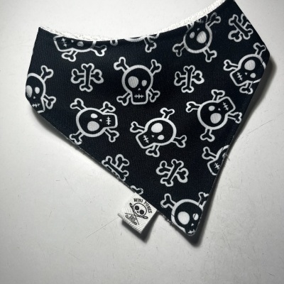 Bandana preta com caveiras brancas e etiqueta MINI PIRATES CLOTHING