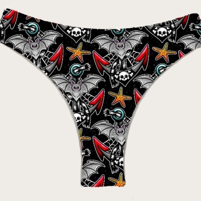 Cueca preta com padrão de morcegos, estrelas do mar, âncoras e caveiras coloridas.