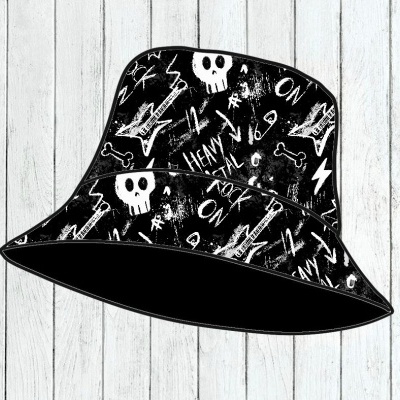 Chapéu tipo pescador preto com padrão branco e texto HEAVY METAL ROCK ON