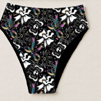 Cueca feminina preta com estampa de fantasmas, flores e fitas coloridas.
