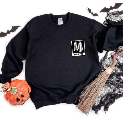 Sweatshirt preta com estampa de fantasmas e palavras 'NU FEET', decoração de Halloween com morcegos, abóbora, vassoura e rede preta