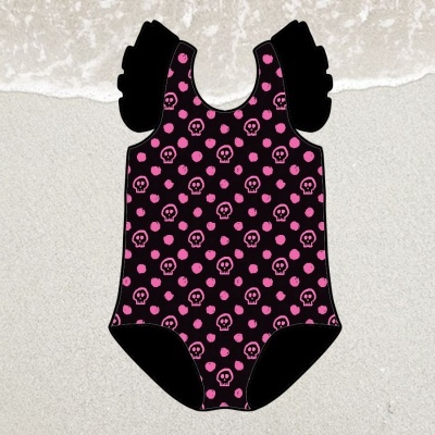 Fato de banho infantil preto com padrão rosa de caveiras e bolinhas e folhos nas alças