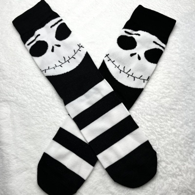 Meias pretas e brancas com caveira e riscas horizontais