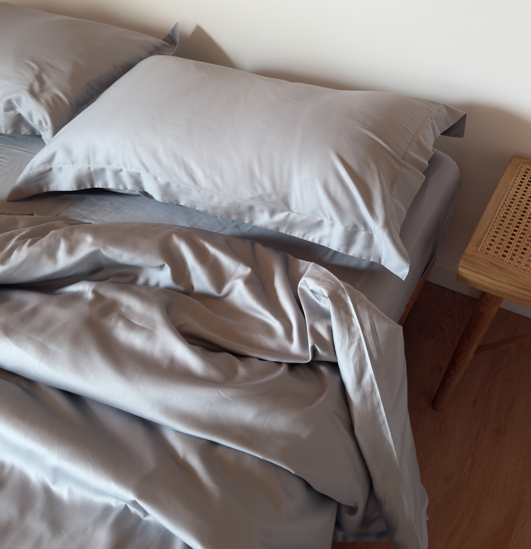 Conjunto de Cama de Cetim Cinza Claro