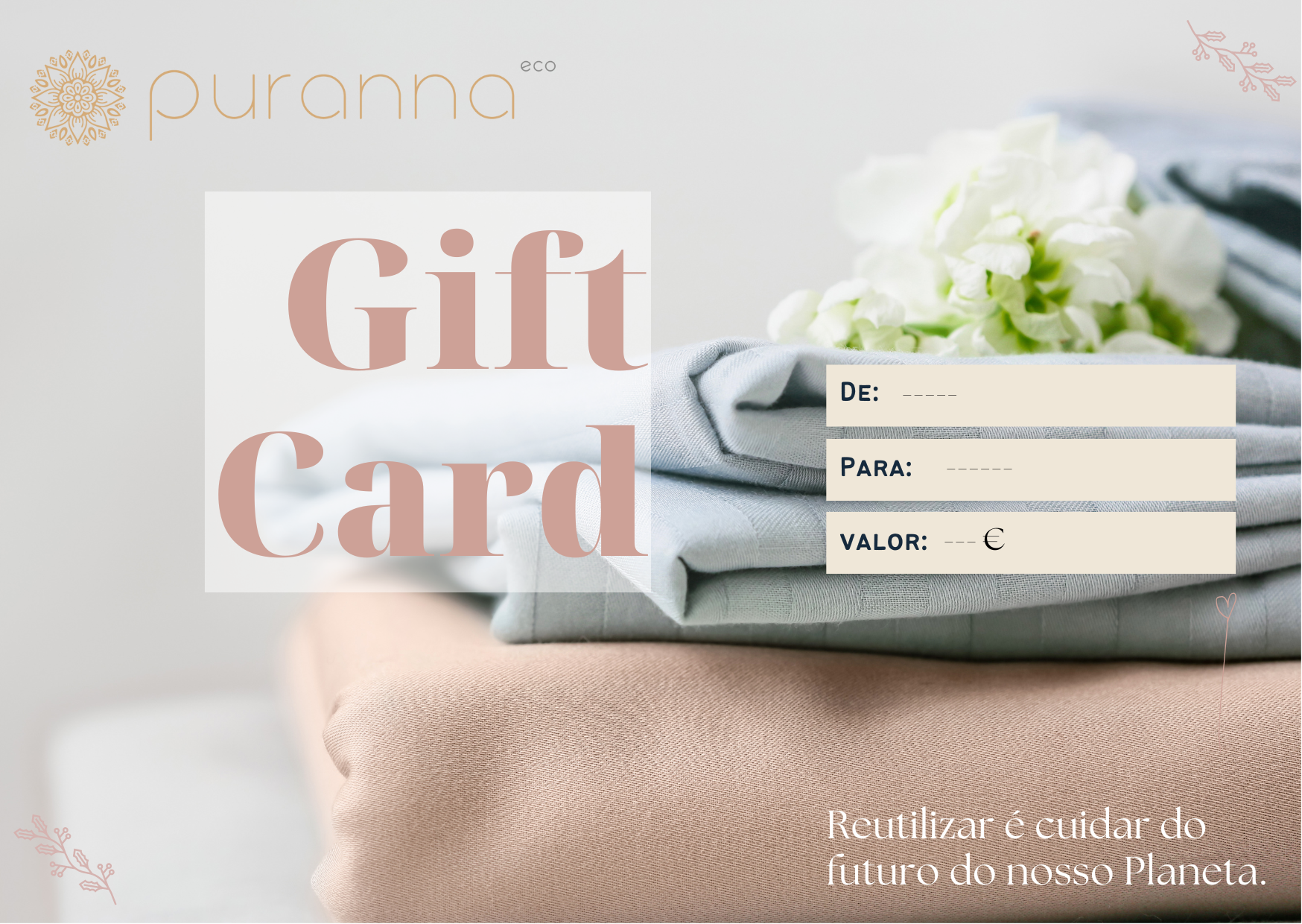 Cartão de oferta puranna eco com campos para de, para e valor junto a pilha de tecidos e flor branca